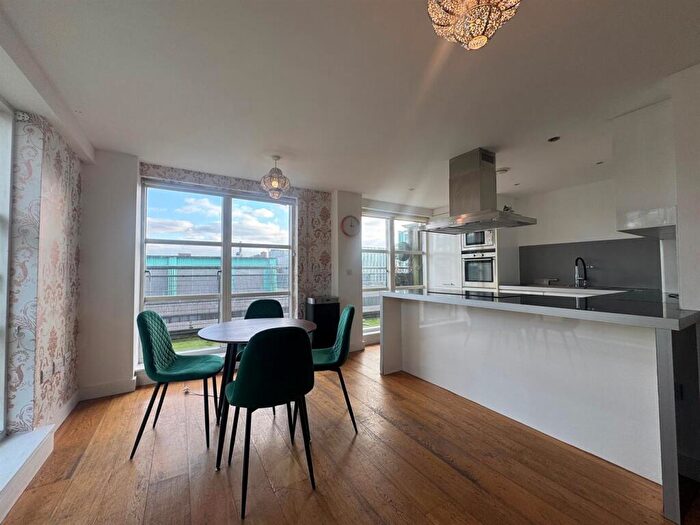 2 Bedroom Duplex To Rent In The Quadrangle, Lower Ormond Street, Manchester, M1