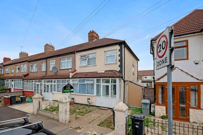 3 Bedroom End Of Terrace House To Rent In Ilford, Essex, IG1