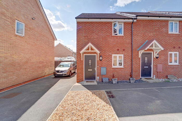 2 Bedroom Semi-Detached House For Sale In Osier Walk, Bedford, MK45