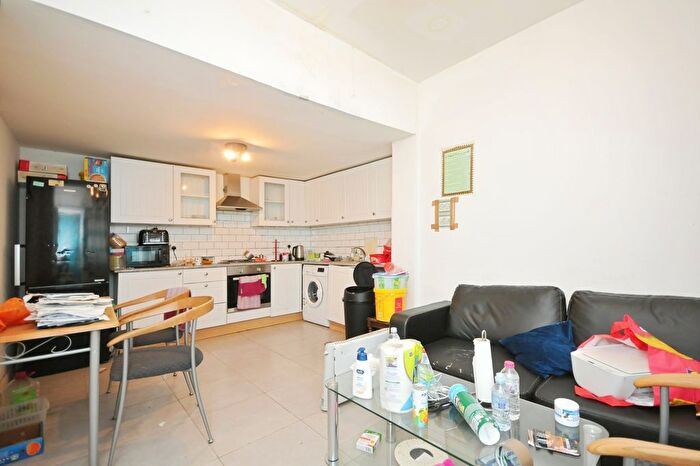 3 Bedroom Flat For Sale In Catford Hill, London, SE6