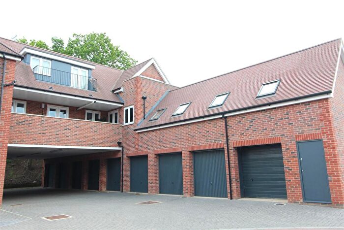 2 Bedroom Flat To Rent In Green Close, Brookmans Park, Hatfield, AL9