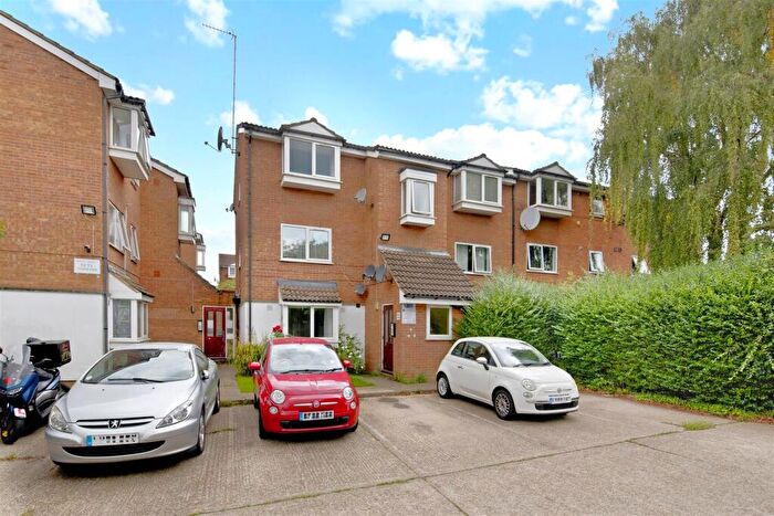 1 Bedroom Apartment To Rent In Poplar Grove, Friern Barnet, N11