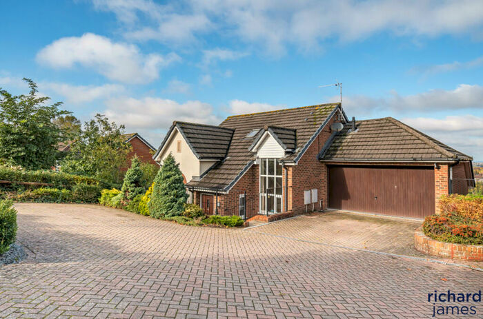 5 Bedroom Detached House For Sale In Okus Road, Swindon, SN1