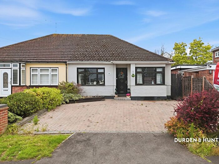 3 Bedroom Semi-detached Bungalow For Sale In Hill Lane, Hockley, SS5