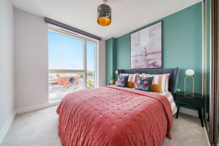 2 Bedroom Flat To Rent In High Street, Redhill, RH1