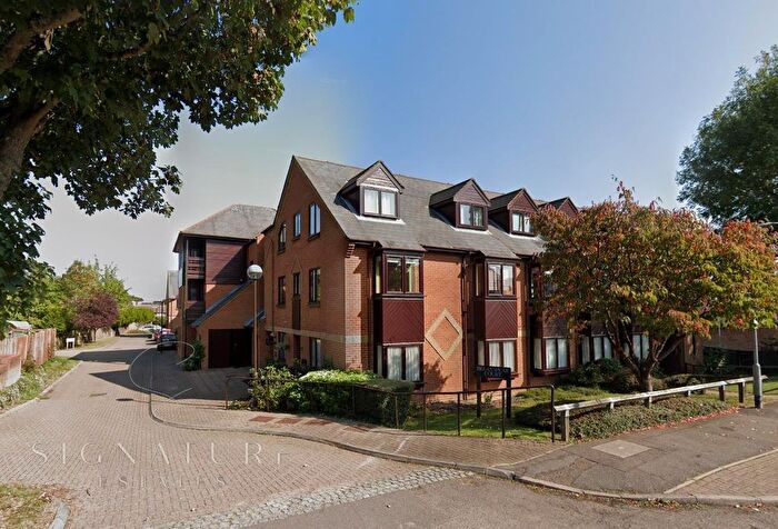 2 Bedroom Flat For Sale In Breakspear Court, The Cresent, Abbots Langley, WD5