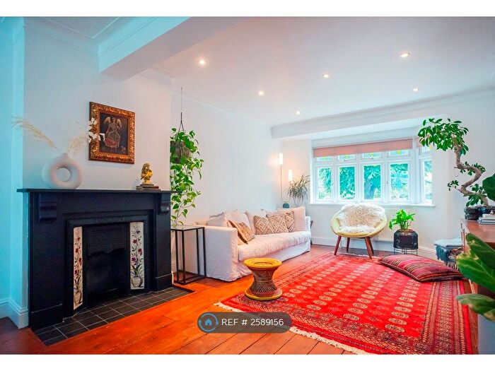 4 Bedroom Semi-Detached House To Rent In The Avenue, London, E4