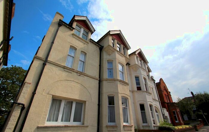 1 Bedroom Flat To Rent In Claremont Gardens, Surbiton, KT6