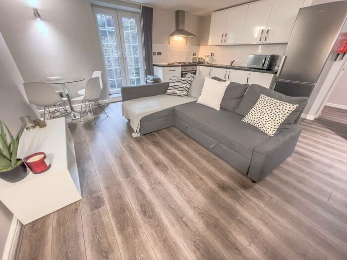 3 Bedroom Flat To Rent In Upper Parliament Street, L8