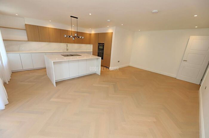 3 Bedroom Flat To Rent In Beechcroft Avenue, Golders Green, NW11