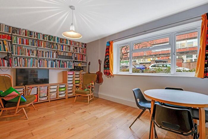 2 Bedroom Flat For Sale In Elsinore Road, Forest Hill, London, SE23