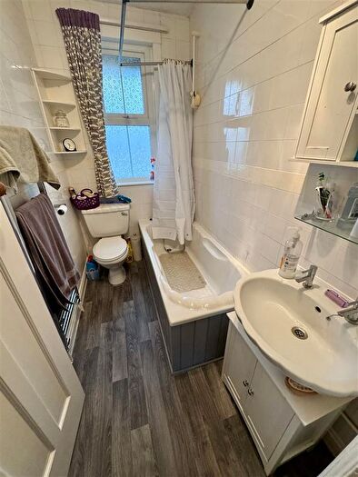 2 Bedroom End Of Terrace House For Sale In St. Augustine Avenue, Luton, LU3
