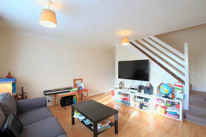 2 Bedroom Flat To Rent In Travellers Way, Hounslow, TW4