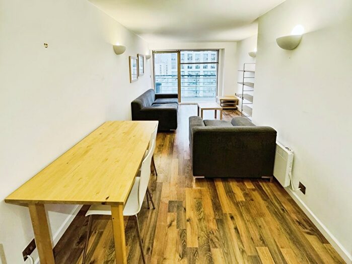 2 Bedroom Flat To Rent In Riverside Way, Leeds, West Yorkshire, Uk, LS1