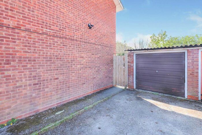 2 Bedroom Maisonette For Sale In Gainsborough Drive, Perton Wolverhampton, West Midlands, WV6