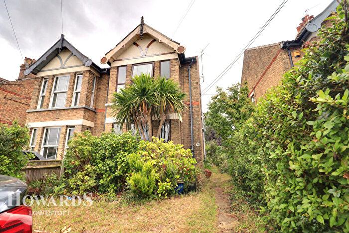 4 Bedroom Semi-Detached House For Sale In Beccles Road, South Oulton Broad, NR33