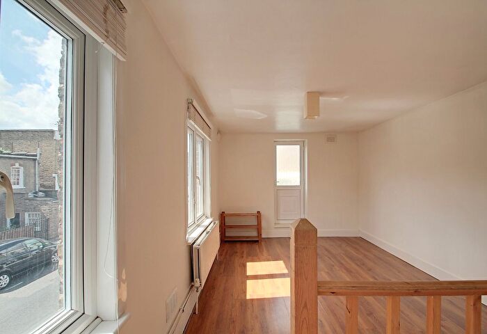 1 Bedroom Flat To Rent In Mulkern Road, Archway, London, N19