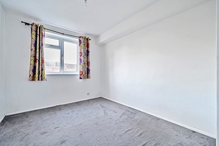2 Bedroom Flat To Rent In Dyke Drive, Orpington, Kent, BR5