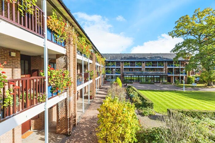 1 Bedroom Flat For Sale In Emmbrook Court, Reading, RG6