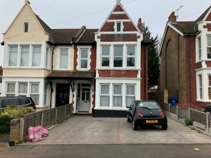 2 Bedroom Flat To Rent In Meteor Road, Westcliff-On-Sea, Essex, SS0