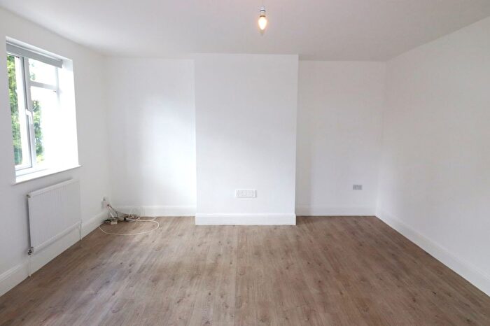 3 Bedroom Flat To Rent In East Hill, Dartford, DA1