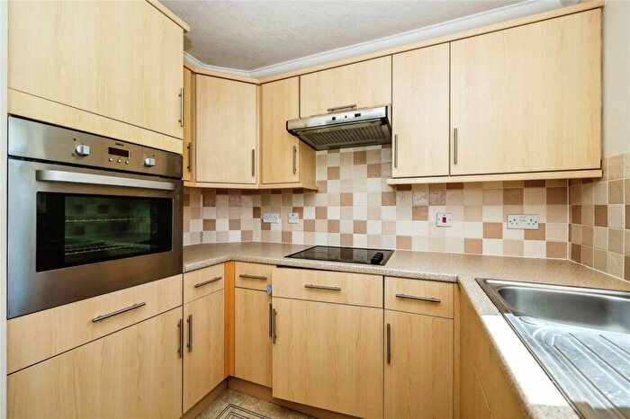 1 Bedroom Flat For Sale In Padnell Road, Waterlooville, Hampshire, PO8