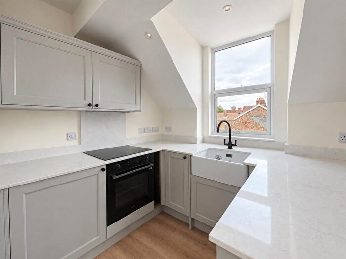 1 Bedroom Flat To Rent In Royal George Road, Burgess Hill, RH15
