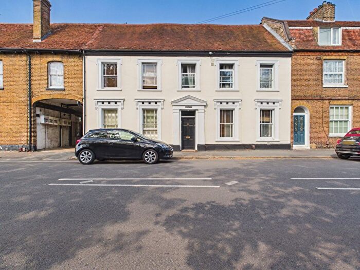 1 Bedroom Flat For Sale In Park Street, Colnbrook, Slough, Berkshire, SL3