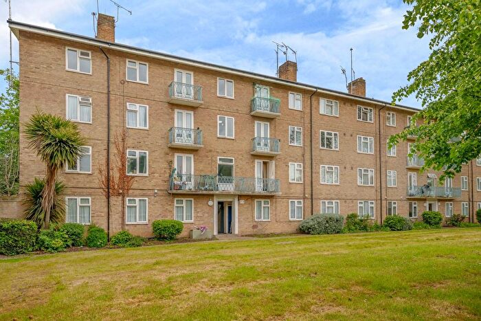 2 Bedroom Flat To Rent In Pinner Grove, Pinner, HA5