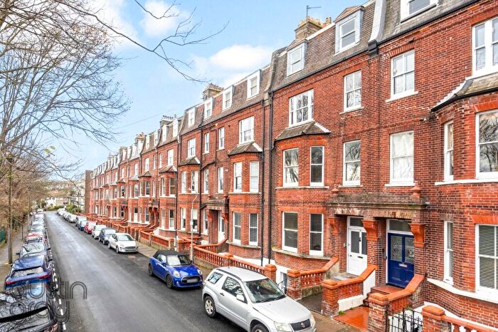 3 Bedroom Flat For Sale In College Terrace, BN2