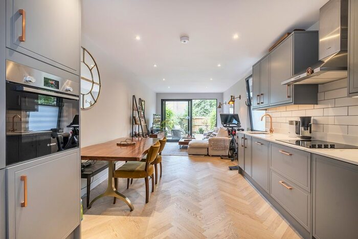 3 Bedroom Flat To Rent In Edge Hill, London, SW19