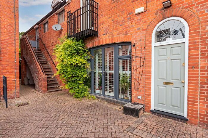 2 Bedroom Flat For Sale In New Street, Henley-On-Thames, RG9