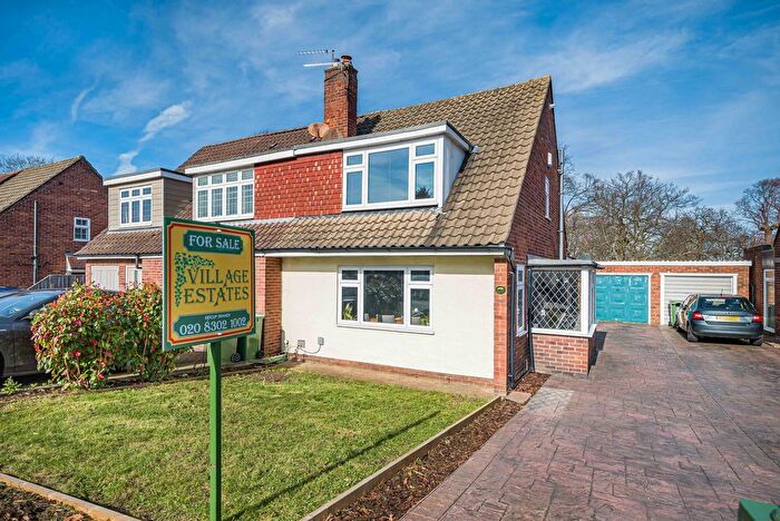 3 Bedroom Semi Detached House For Sale In Appledore Crescent, Sidcup, DA14