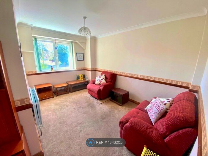 2 Bedroom Flat To Rent In Westbourne Heights, Bournemouth, BH4