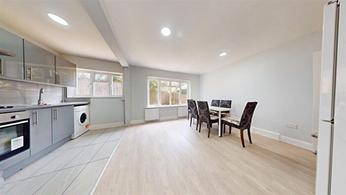 5 Bedroom Flat To Rent In Warren Road, London Nh, London, NW2