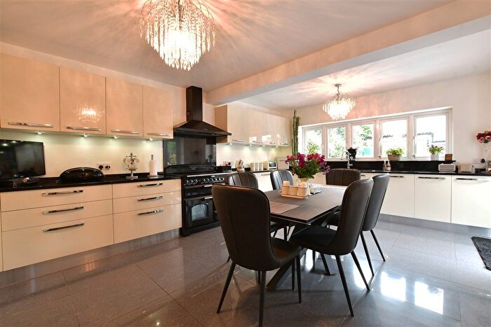4 Bedroom Detached House For Sale In Avey Lane, Waltham Abbey, Essex, EN9