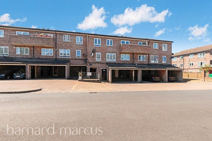 3 Bedroom Maisonette For Sale In Douglas Close, Wallington, SM6