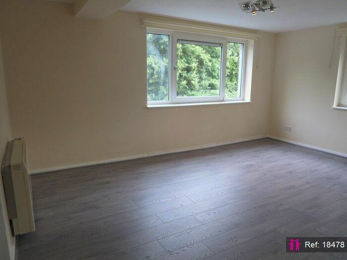 2 Bedroom Flat To Rent In Kersal Way, Salford, M7