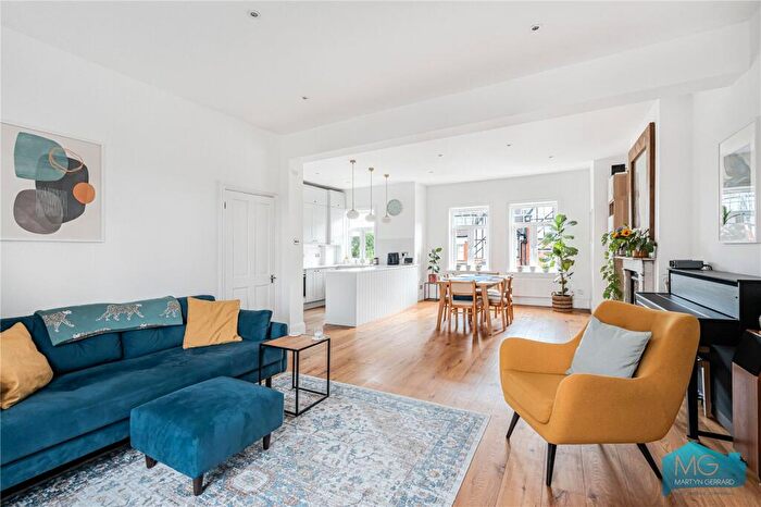 3 Bedroom Apartment For Sale In Onslow Gardens, Muswell Hill, London, N10
