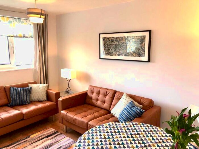 3 Bedroom Flat To Rent In Battersea Bridge Road, Battersea, London, SW11