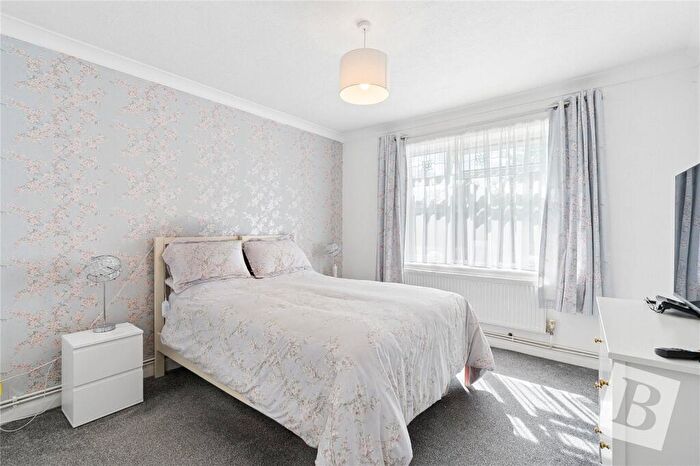 2 Bedroom Apartment For Sale In Stirling Close, Rainham, RM13