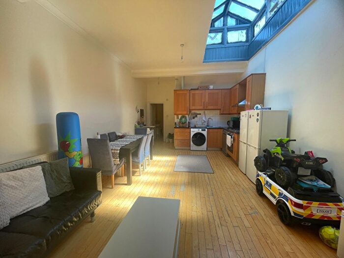 2 Bedroom Flat To Rent In Green Lanes, Palmers Green, N13