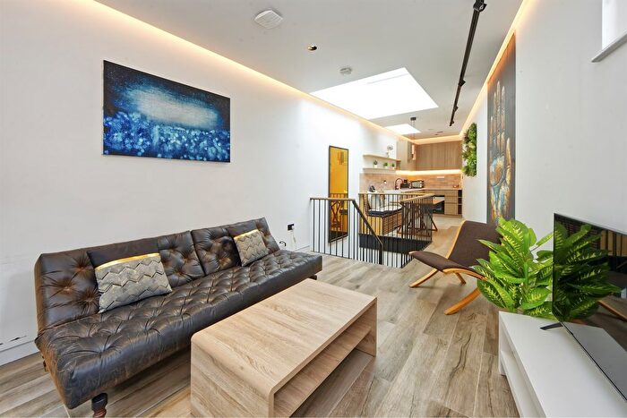 1 Bedroom Mews To Rent In Lexham Gardens Mews, W8