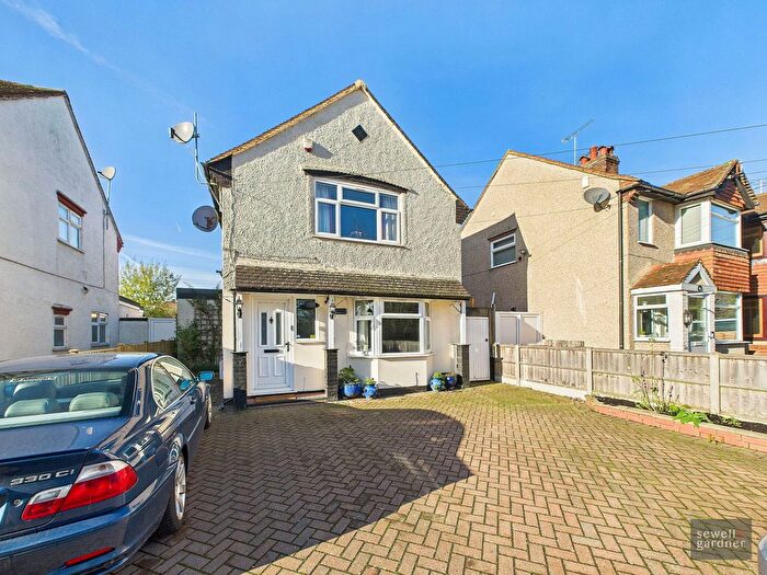 3 Bedroom Detached House For Sale In Denham Way, Maple Cross, Rickmansworth, WD3