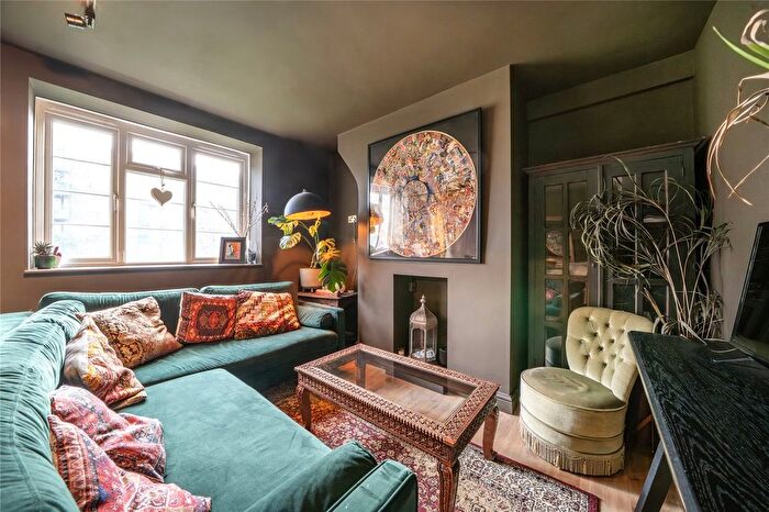 3 Bedroom Flat To Rent In Frampton Park Road, London, E9