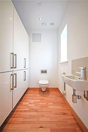 2 Bedroom Flat For Sale In Flamsteed Close, Cambridge, CB1