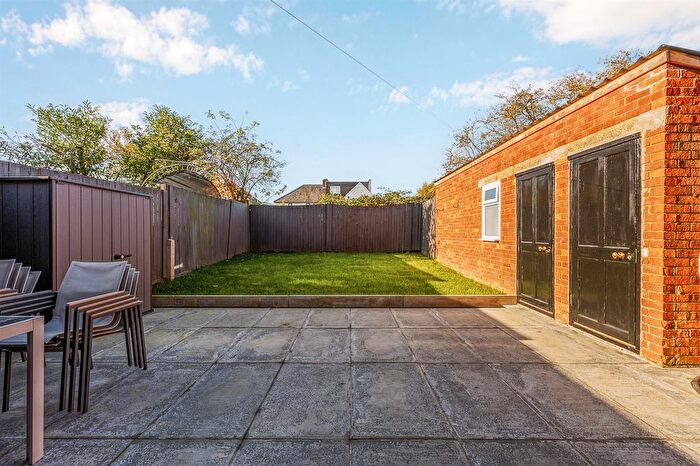 2 Bedroom Flat For Sale In Canada Road, London, W3