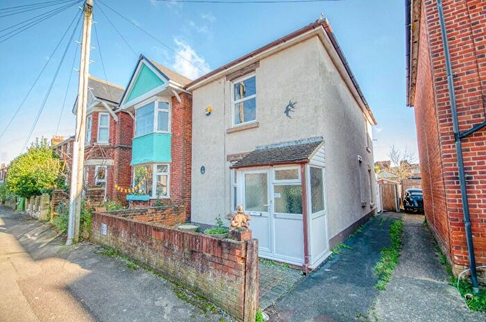 2 Bedroom Detached House For Sale In Macnaghten Road, Southampton, Hampshire, SO18