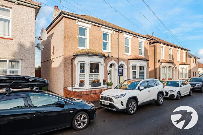 3 Bedroom Semi-Detached House For Sale In Queens Road, Welling, Kent, DA16