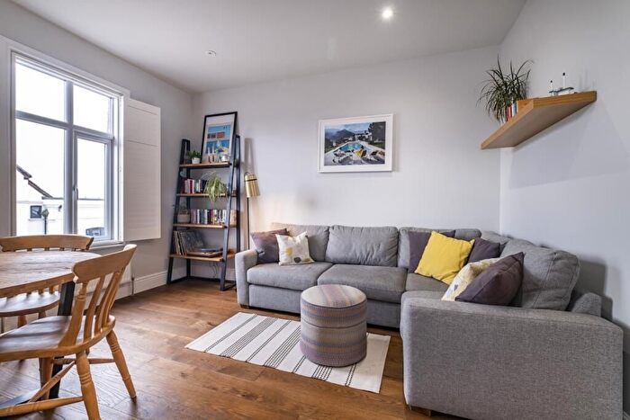 2 Bedroom Flat To Rent In Replingham Road, London, SW18